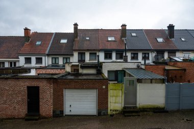 Leuven, Flaman Brabant Bölgesi, Belçika - 1 Nisan 2023 - Arka arkaya garaj kapıları ve evler