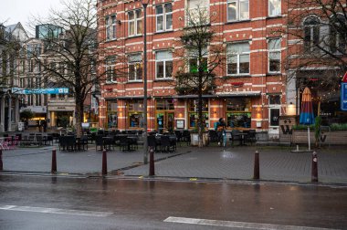 Leuven, Flaman Brabant Bölgesi, Belçika - 1 Nisan 2023 - Restoranları ve terasları olan Mathieu de Layens Meydanı