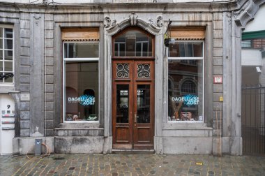 Leuven, Flaman Brabant Bölgesi, Belçika - 1 Nisan 2023 - Dagelijkse Kost adlı yayın yapan bir restoranın cephesi ve girişi