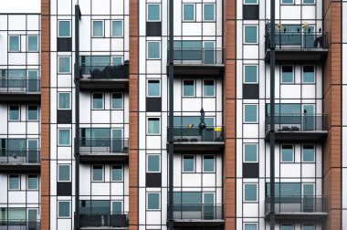 Leuven, Flaman Brabant Bölgesi, Belçika - 1 Nisan 2023 - Sosyal konutlar bloğunun pencere ve balkonları