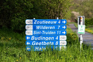 Linter, Belçika - 21 Nisan 2023 - Ravel bisiklet yolunun yakınındaki belediyelerin yol işareti