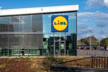 Tessenderlo, Limburg, Belçika - 21 Nisan 2023 Lidl perakende marketinin ön cephesi ve logosu