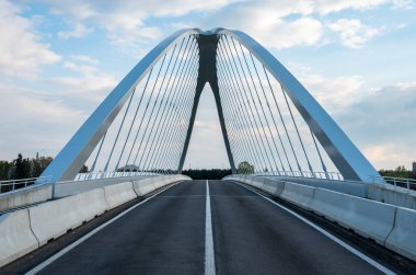 Meerhout, Antwerp Eyaleti, Belçika - 21 Nisan 2023 - Albert Kanalı üzerindeki çağdaş asma köprü