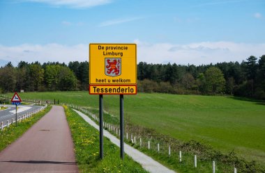 Tessenderlo, Limburg, Belçika - 21 Nisan 2023 - Limburg Eyaleti Tessenderlo köyünün yol işareti