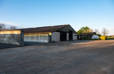 Meerhout, Antwerp Eyaleti, Belçika - 25 Nisan 2023 - Bir çiftliğin depolama evleri, biyogass