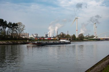 Geel, Antwerp Eyaleti, Belçika - 22 Nisan 2023 - Kanalda endüstriyel faaliyet ve kargo gemisi