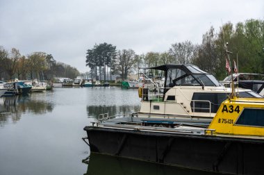 Herentals, Antwerp Eyaleti, Belçika - 22 Nisan 2023 - Kanal suyuna yansıyan eğlence limanı ve gemileri