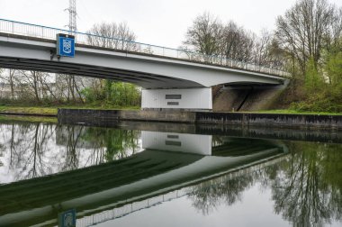 Herentals, Antwerp Eyaleti, Belçika - 22 Nisan 2023 - Köprü kanalın suyuna yansıyor