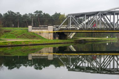Herentals, Antwerp Eyaleti, Belçika - 22 Nisan 2023 - Köprü kanalın suyuna yansıyor