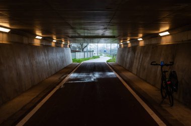 Geel, Flanders, Belçika - 22 Nisan 2023 - F 105 hızlı bisiklet yolu tüneli