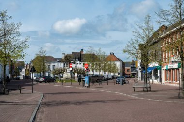 Westerlo, Antwerp Eyaleti, Belçika - 22 Nisan 2023 - Banka ofisleri ve belediye binası olan yerel pazar meydanı