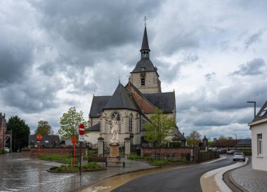Rijmenam, Flaman Brabant, Belçika - 25 Nisan 2023 - Köy merkezindeki Saint Martin Kilisesi