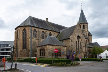 Boortmeerbeek, Flaman Brabant, Belçika - 25 Nisan 2023 - Büyük Anthony 'nin köy meydanı ve Katolik Kilisesi