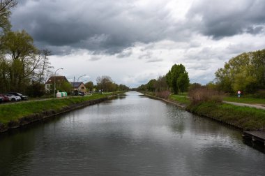 Boortmeerbeek, Flaman Brabant, Belçika - 25 Nisan 2023 - Senne Nehri üzerinde yüksek açı