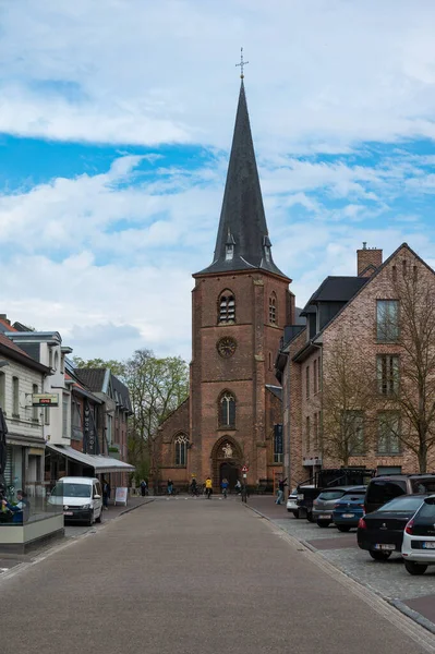 比利时安特卫普省韦斯特洛 2023年4月21日 通往村庄中央市场广场教堂的主要道路 — 图库照片