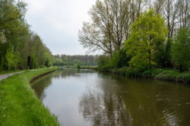 Dender Nehri, Erembodegem, Doğu Flanders, Belçika sınırlarında bisiklet yolu