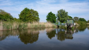 Durme Nehri, Tielrode, Flanders, Belçika 'nın sularındaki doğa yansımaları üzerine manzara