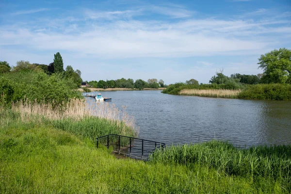 Durme Nehri 'nin yeşil kıyıları. Rıhtımda feribot var. Temse, Flanders, Belçika.