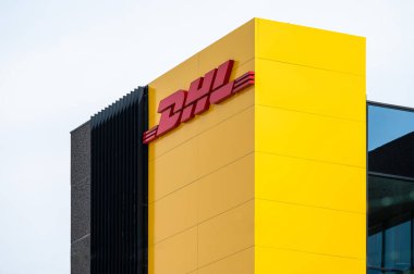 Diegem, Flaman Brabant, Belçika - 29 Mayıs 2023 - DHL ulaşım ve dağıtım şirketinin cephesi ve logosu