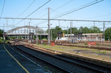 Dendermonde, Doğu Flaman Bölgesi, Belçika - 4 Haziran 2023 - Dendermonde tren istasyonunun peronu, demiryolu ve güç kaynağı