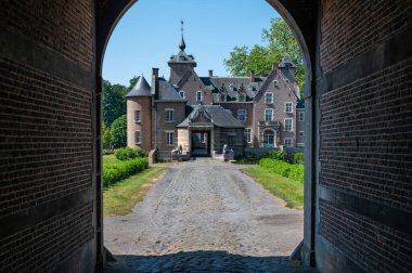 Lippelo, Antwerp Eyaleti, Belçika, 11 Haziran 2023 - Hof te Melis kalesi bahçelerle çevrili