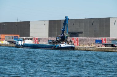 Bornem, Antwerp Eyaleti, Belçika, 11 Haziran 2023 - Scheldt nehrinin kıyısında endüstriyel inşaat faaliyetleri