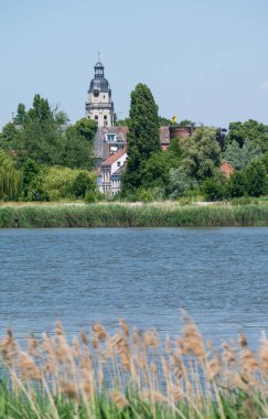 Ruppelmonde, Antwerp Eyaleti, Belçika, 11 Haziran 2023 - Ruppelmonde köyü ve Scheldt nehrinin kıyıları