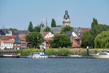Ruppelmonde, Antwerp Eyaleti, Belçika, 11 Haziran 2023 - Ruppelmonde köyü ve Scheldt nehrinin kıyıları