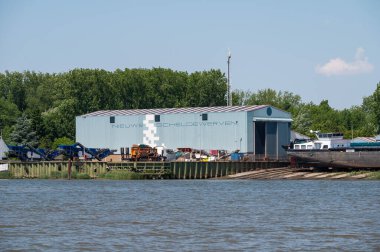 Ruppelmonde, Antwerp Eyaleti, Belçika, 11 Haziran 2023 - Nieuwe Scheldewerven şirketi, kuru rıhtımda gemileri tamir ediyor