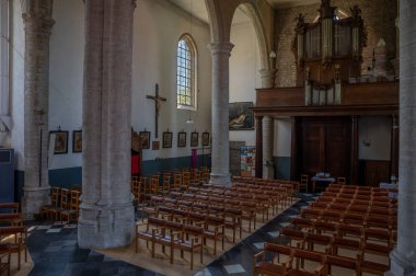 Kampenhout, Brabant, Belçika - 29 Mayıs 2023 - Köy Katolik Kilisesi 'nin sandalyeli ve boyalı camlı iç tasarımı