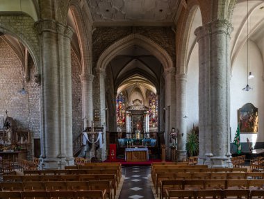 Kampenhout, Brabant, Belçika - 29 Mayıs 2023 - Köy Katolik Kilisesi 'nin sandalyeli ve boyalı camlı iç tasarımı