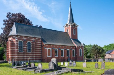 Korbeek-Lo, Flaman Brabant, Belçika - 29 Mayıs 2023 - Kutsal Haç Katolik Kilisesi ve köyün doğal çevresi