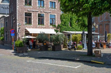 Tienen, Flaman Brabant, Belçika - 29 Mayıs 2023 - Yazın kafesi ve terasları olan eski sığır pazarı