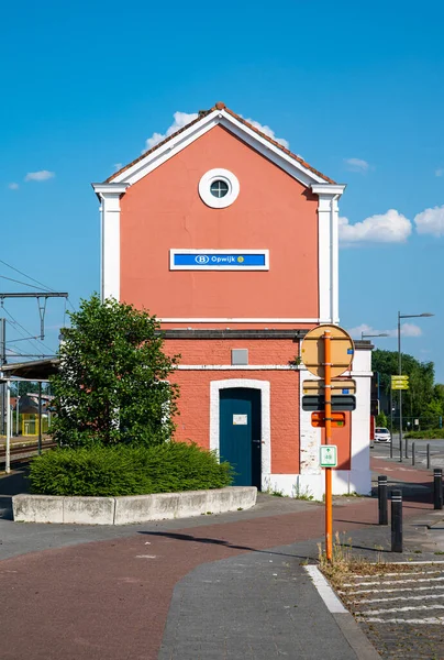 Opwijk Brabante Flamenco Bélgica Junio 2023 Edificio Naranja Estación Ferroviaria — Foto de Stock