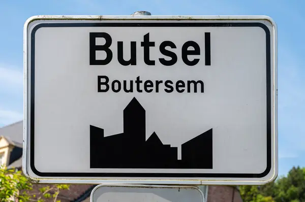 Butsel Flamandzki Brabant Belgia Maja 2023 Biały Znak Drogowy Miejscowości — Zdjęcie stockowe