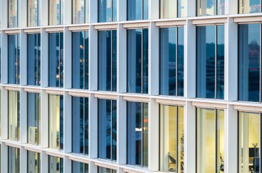 Brüksel şehir merkezi, Belçika, 20 Temmuz 2023 - Soyut dikdörtgen ve köşegen ofis pencereleri