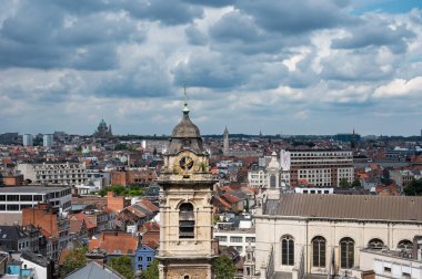 Brüksel şehir merkezi, Belçika, 20 Temmuz 2023 - Brüksel 'in batısındaki yüksek açılı şehir manzarası