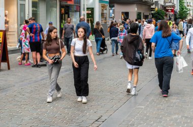Brüksel şehir merkezi, Belçika, 20 Temmuz 2023 - Eski kasabadaki alışveriş caddelerinde yürüyen genç kızlar