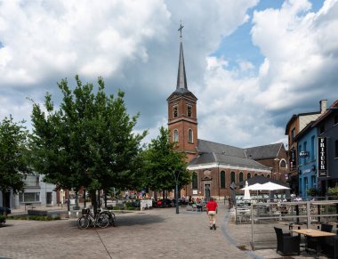 Rumst, Antwerp Eyaleti, Belçika, 30 Haziran 2023 Niel Meydanı ve Kilisesi.