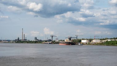 Hoboken, Belçika - 30 Haziran 2023 - Scheldt Nehri kıyısında endüstriyel bir geri dönüşüm alanı olan Umicore Hoboken alanı