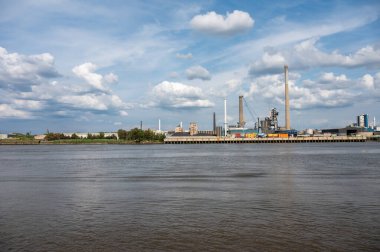 Hoboken, Belçika - 30 Haziran 2023 - Scheldt Nehri kıyısında endüstriyel bir geri dönüşüm alanı olan Umicore Hoboken alanı