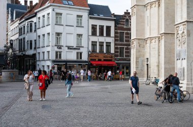 Antwerp, Belçika - 30 Haziran 2023 - Lady Cathedral Meydanı 'nda turistler ve yerel halk