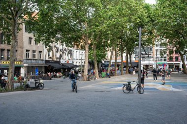 Antwerp, Belçika - 30 Haziran 2023 - St. John Meydanı 'ndaki bisikletçiler ve basketbol sahası