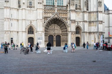 Antwerp, Belçika - 30 Haziran 2023 - Lady Cathedral Meydanı 'nda turistler ve yerel halk