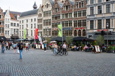 Antwerp, Belçika - 30 Haziran 2023 - Yerel halk ve turistler tarihi binalarla eski kasaba meydanında yürüyorlar