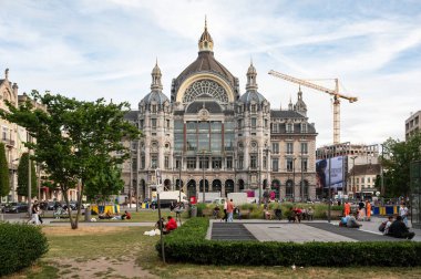 Antwerp, Belçika - 30 Haziran 2023 - Merkez tren istasyonunun cephesi ve meydanı