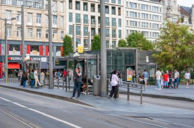 Antwerp, Belçika - 30 Haziran 2023 - Merkez İstasyondaki tramvayın ana merkezi