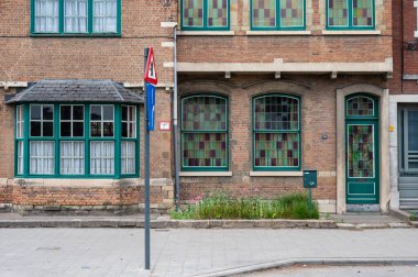 Grimbergen, Flaman Brabant, Belçika, 30 Haziran 2023 - Ahşap pencere çerçeveleri, eski bir konutun vitray ile süslenmiş