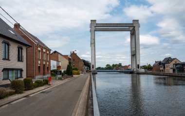 Grimbergen, Flaman Brabant, Belçika, 30 Haziran 2023 - Kanalın kıyısındaki asma köprü ve konutlar