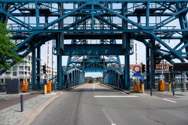 Willebroek, Antwerp Eyaleti, Belçika, 30 Haziran 2023 - Kanal üzerindeki metal köprü